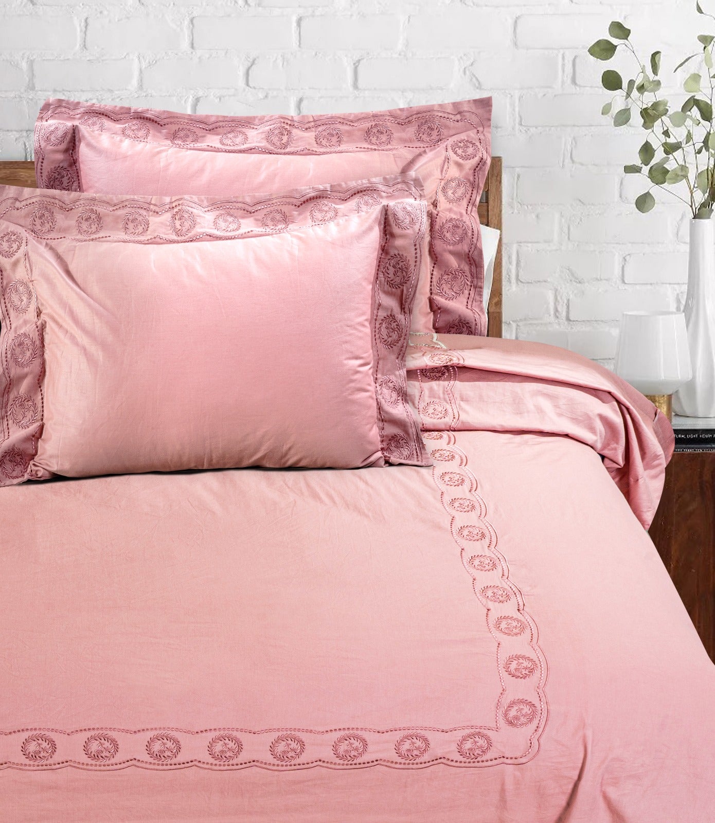 Petersburg King Size 250 TC Cotton Embroidery Bedsheet Set with 2 Pillow Covers by Florida