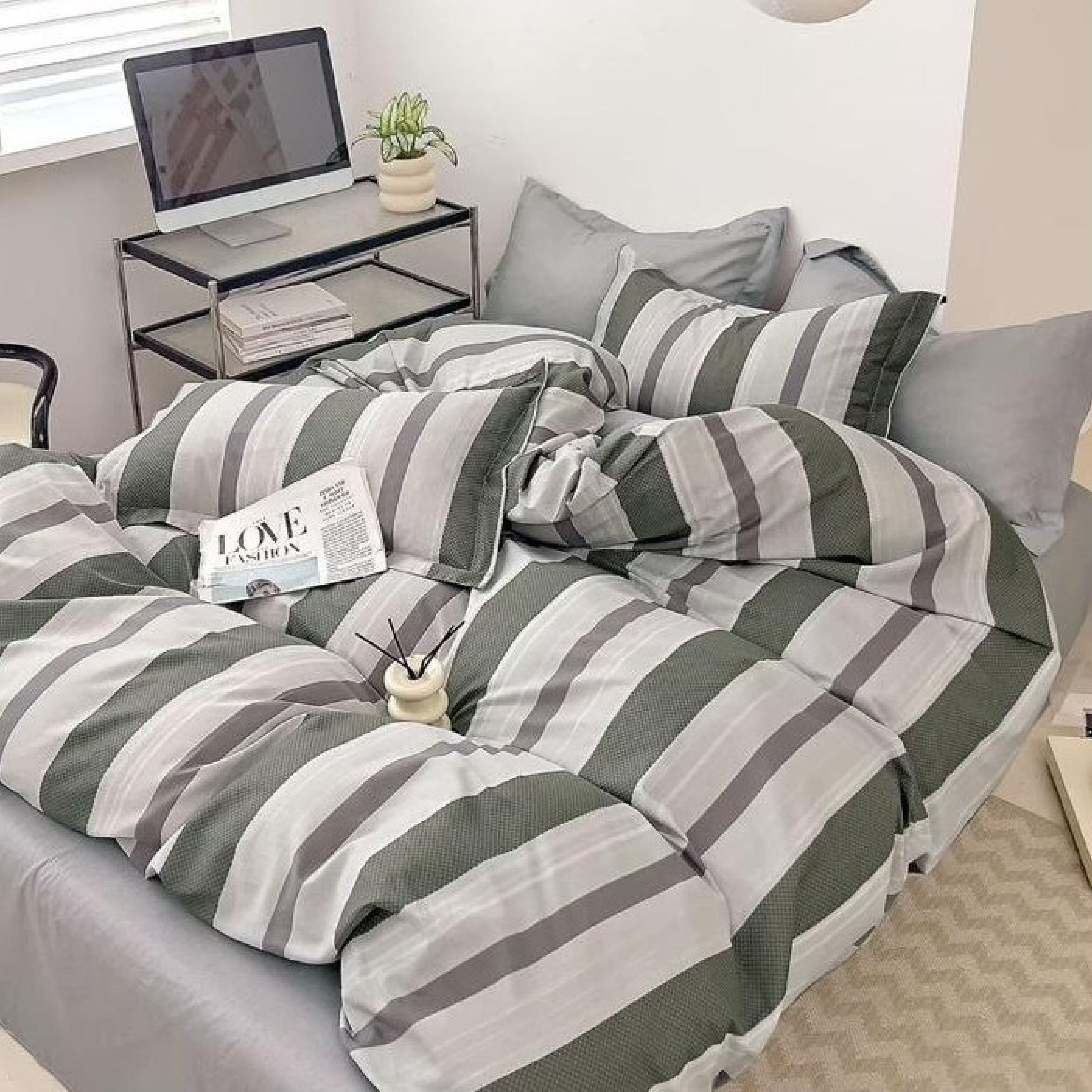 Florida Tulip 100% Pure Cotton Quality King Size Elastic Fitted Bedsheet with Coordinated Pillow Covers